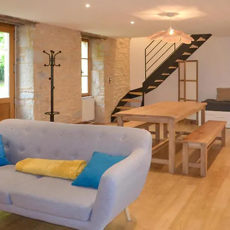 2 Bedroom Cozy In Saint-projet-saillagol Feriehus
