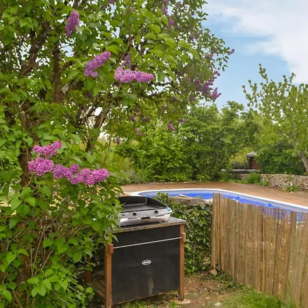 2 Bedroom Cozy In Saint-projet-saillagol Feriehus