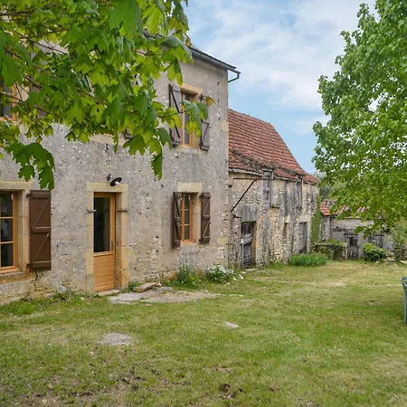 2 Bedroom Cozy In Saint-projet-saillagol Feriehus *